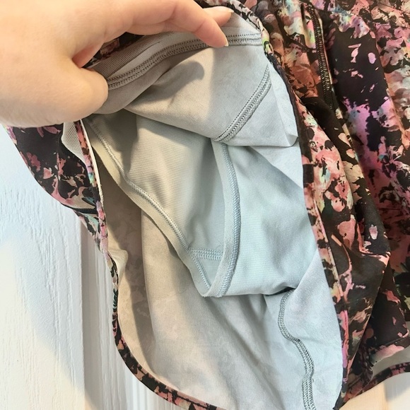 Lululemon hotty hot low rise lined short 4” size 6 - Picture 7 of 8